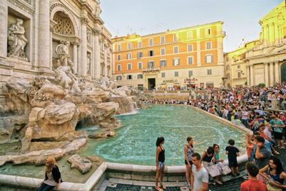 <b>Uma bofetada na Fontana di Trevi para conseguir a ‘selfie’ perfeita.<b> Isso aconteceu em 8 de agosto em um dos monumentos mais visitados de Roma. Duas turistas, uma holandesa e uma ítalo-americana, tentavam tirar uma ‘selfie’ em frente à fonte. Por disputar o mesmo espaço acabaram brigando diante de uma multidão atônita —seis pessoas da família das duas mulheres entraram no fuzuê—, até que a polícia interveio. Um turista espanhol gravou um vídeo em que você pode apreciar a confusão. As duas mulheres acabaram na delegacia. 