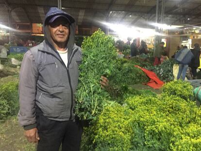 Jairo Vaquero tiene un puesto casi en el centro de la plaza del mercado.