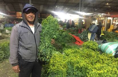 Jairo Vaquero tiene un puesto casi en el centro de la plaza del mercado.