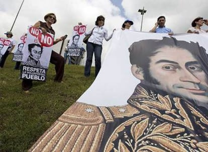 Opositores protestan contra Chávez con carteles de Simón Bolívar, el martes en Caracas.