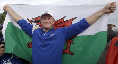 Jamie Donaldson exhibe una bandera de Gales.