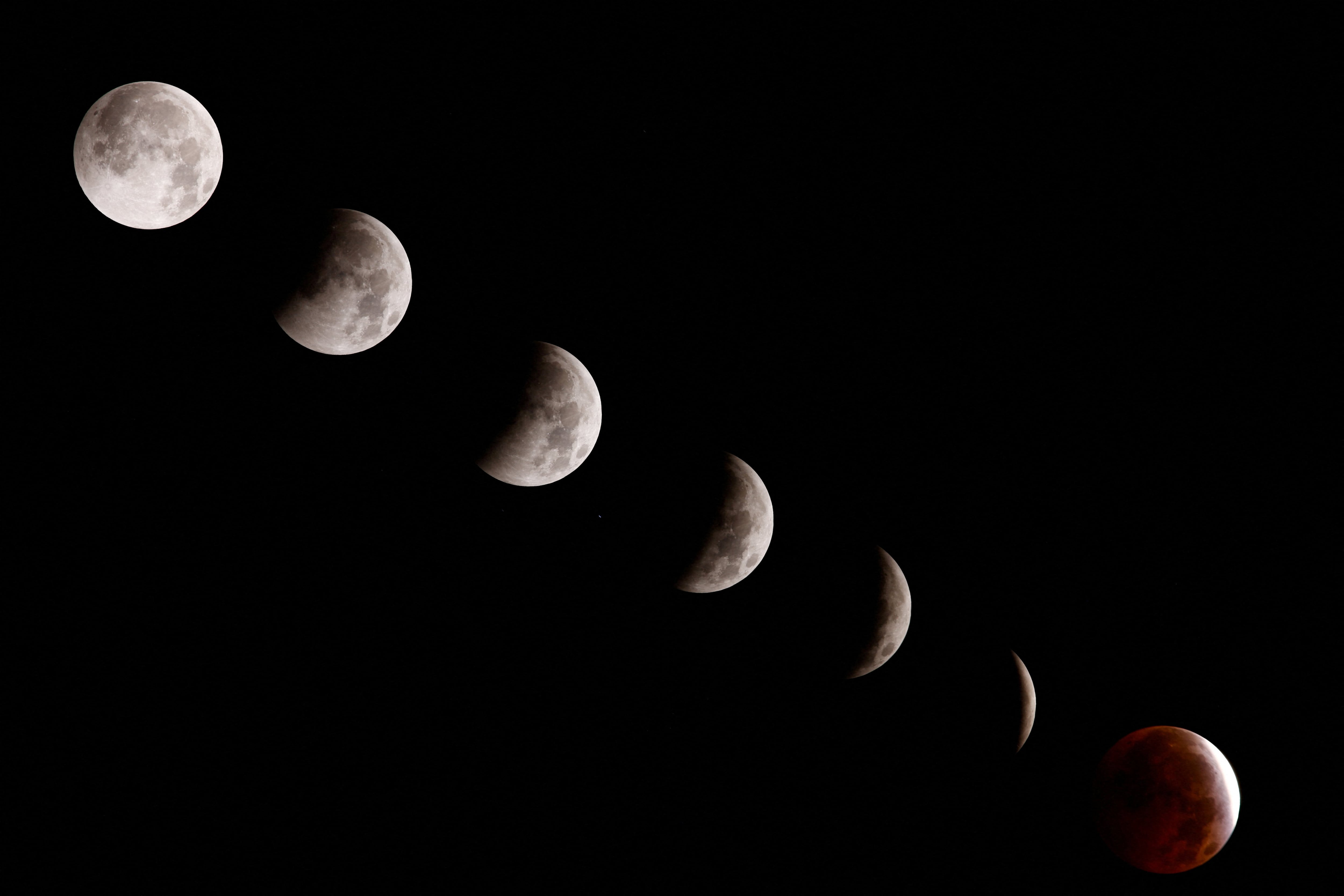 El eclipse parcial de Luna, en imágenes