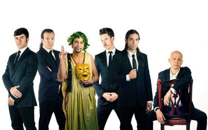 Yayo Cáceres, primero por la derecha, y el resto de integrantes de la compañía de teatro Ron Lalá.