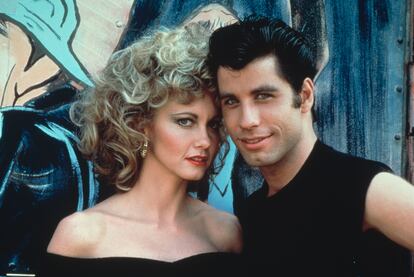 La actriz y cantante junto al actor estadounidense John Travolta, con el vestuario y maquillaje que usaron en la película 'Grease', en 1978.