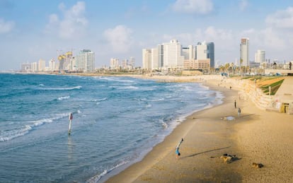 Playa de Tel Aviv, con el barrio de Neve Tzedek al fondo.