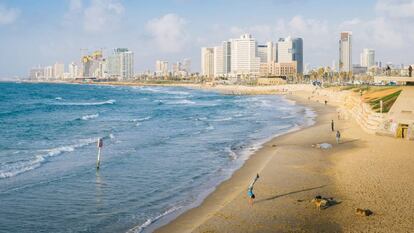 Playa de Tel Aviv, con el barrio de Neve Tzedek al fondo.