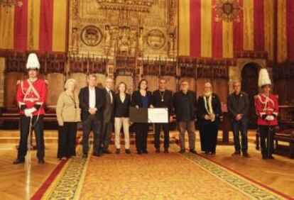 Fotografia de grup del guardó a l'Ajuntament de Barcelona.