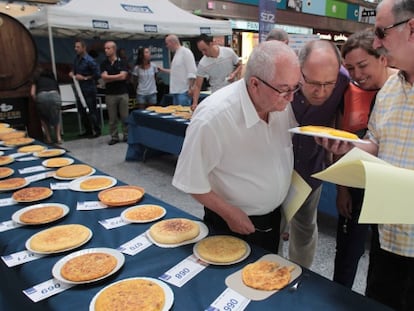 Arzak (a la izquierda) y Subijana comprueban una de las tortillas del concurso. Entre ambos, otros dos miembros del jurado.