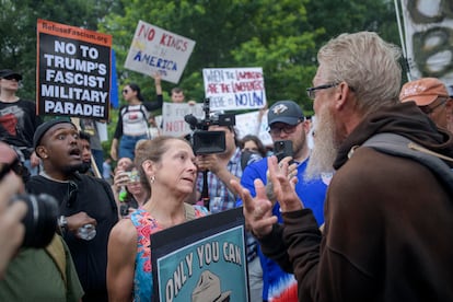 Manifestantes se encaran entre sí este sábado en Washington con motivo del desfile militar.