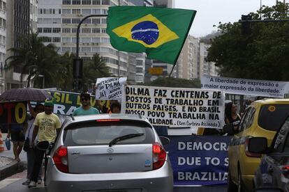 No dia da proclamação da República, grupo protesta contra Dilma no Rio.