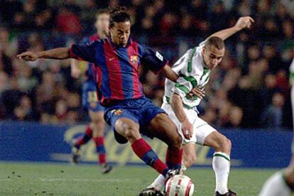 Ronaldinho controla el balón ante Larssen.