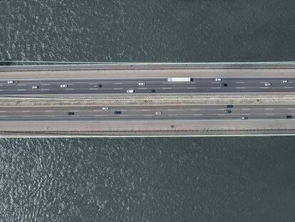 Lo que no cobres a los 35 no lo vas a cobrar a los 50, avisan los economistas