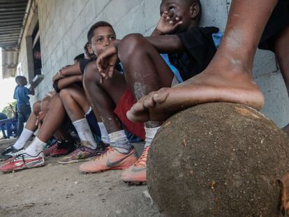 Los miembros de un equipo de fútbol infantil descansan durante la pausa del partido que están jugando en la favela de Cidade de Deus. Los jóvenes contaron con la posibilidad de mostrar los lugares donde viven y el origen de su pasión por el fútbol. Para Simon, el resultado no ha podido ser más sincero.