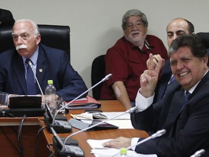 Alan García (derecha), ante la comisión.