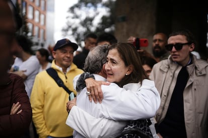 La exsenadora Ingrid Betancourt abraza a un hombre durante la marcha en apoyo al congresista Miguel Uribe.