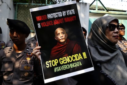 Un activista muestra una pancarta durante una protesta convocada ante la embajada de Birmania en Yakarta (Indonesia). Un grupo de activistas participaron en una manifestación para pedir al Gobierno birmano que acabe con los actos de violencia cometidos contra la minoría musulmana rohinyá en su país.