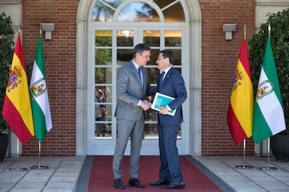 El presidente Pedro Sánchez recibe en La Moncloa al presidente andaluz, Juan Manuel Moreno.