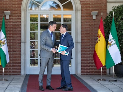 El presidente Pedro Sánchez recibe en La Moncloa al presidente andaluz, Juan Manuel Moreno.