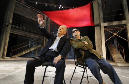 Zubin Mehta y Gerardo Vera, en medio del escenario de &#039;Il trovatore&#039;, montado en la sala principal del Palau de les Arts de Valencia.