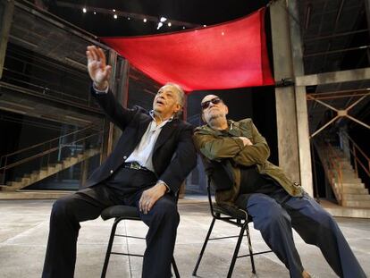 Zubin Mehta y Gerardo Vera, en medio del escenario de 'Il trovatore', montado en la sala principal del Palau de les Arts de Valencia.