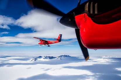 Dos aeroplanos Twin Otter de la Fuerza Aérea de Chile sobrevuelan los Montes Ellsworth camino de la plataforma de hielo Filchner-Ronne. 