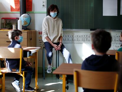 Una profesora en una clase de Primaria en Francia, este jueves.