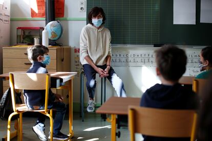 Una profesora en una clase de Primaria en Francia, este jueves.