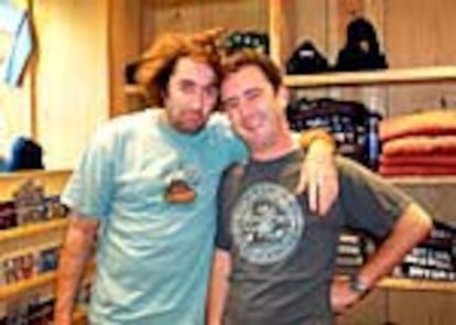 Mike Urmeneta y Ramón Arellano, de izquierda a derecha, en la tienda de Pamplona.
