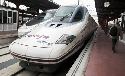 Tren del AVE en la estación de Chamartín en Madrid.