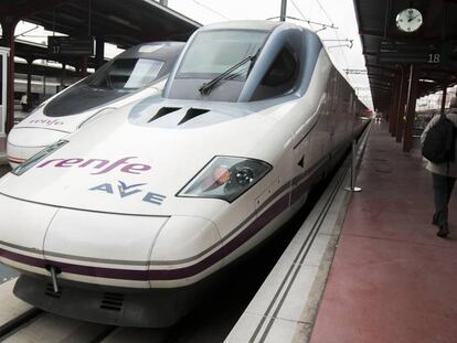 Tren del AVE en la estaci&oacute;n de Chamart&iacute;n en Madrid.