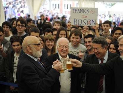 Los físicos François Englert (izquierda) y Higgs (centro) brindan con el director general del Centro Europeo de Física de Partículas (CERN), Rolf-Dieter Heuer (derecha), en Oviedo, por la concesión del Premio Príncipe de Asturias, en 2013.