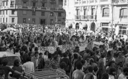 El gentío que asistió a la primera manifestación pro Orgullo en Madrid. 