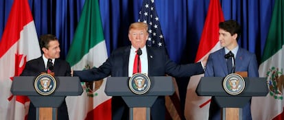 Enrique Peña Nieto, Donald Trump y Justin Trudeau, en la ceremonia de ratificación del tratado de libre comercio.