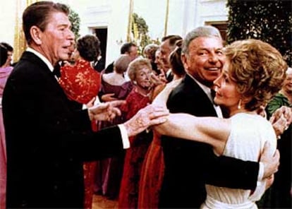 Reagan bromea en un baile entre su esposa, Nancy, y el fallecido Frank Sinatra. El que fuera el hombre más poderoso del mundo parece decirle a <i>La Voz</i> algo así como, "¿me permite bailar con mi mujer, por favor?"