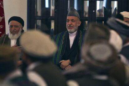El presidente Karzai, durante la reunión con  insurgentes moderados el pasado   octubre en Kabul.