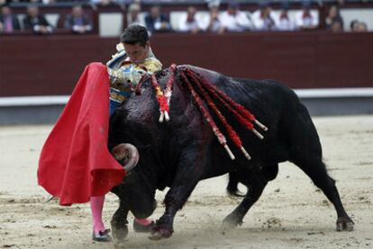 Diego Urdiales en su primer toro de la tarde, ayer en la plaza de las Ventas.