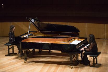 Las pianistas Katia y Marielle Labèque durante su recital, el pasado lunes en Zaragoza.