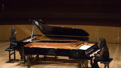 Las pianistas Katia y Marielle Labèque durante su recital, el pasado lunes en Zaragoza.