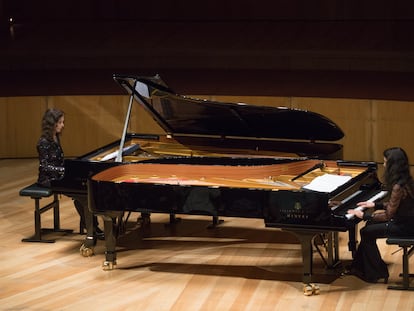 Las pianistas Katia y Marielle Labèque durante su recital, el pasado lunes en Zaragoza.