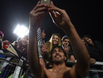 Marcelo Martins se hace un selfie con la afición