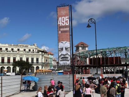 Várias pessoas no Centro de Havana, nesta segunda-feira.