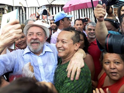 Lula abraça eleitores em Recife durante giro pelo Nordeste em dezembro de 2017