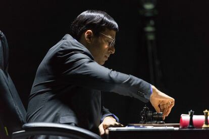 Vishwanathan Anand mueve ante Carlsen
