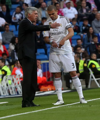 Ancelotti da indicaciones a Pepe durante el partido.