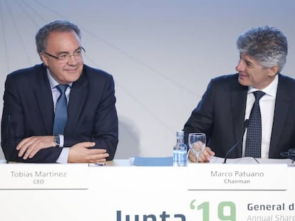 El consejero delegado de Cellnex, Marco Patuano, a la derecha, junto a su predecesor en el cargo, Tobías Martínez.