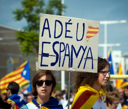 Un participante en la Diada sujeta un cartel en la plaza de les Glòries de Barcelona.