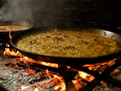 Paellas en la leña en Casa Carmela, en una imagen cedida por el restaurante.