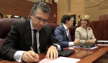 Francisco Granados (en primer plano) junto a Esperanza Aguirre e ignacio González en la Asamblea de Madrid.