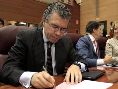 Francisco Granados (en primer plano) junto a Esperanza Aguirre e ignacio González en la Asamblea de Madrid.