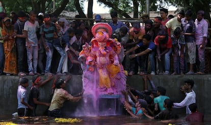 Devotos hinds durante la celebracin del festival Ganesha en Ajmer (India), el 15 de septiembre de 2016.